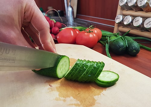 Chop the cucumber in thin slices.