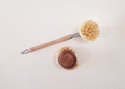 Wooden brush for plastic-free hand-dishwashing with natural bristles.